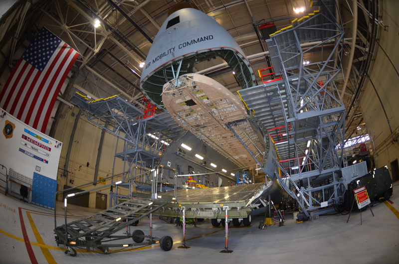 Illustration for article titled What It's Like To Fly America's Biggest Jet, The Gargantuan C-5 Galaxy